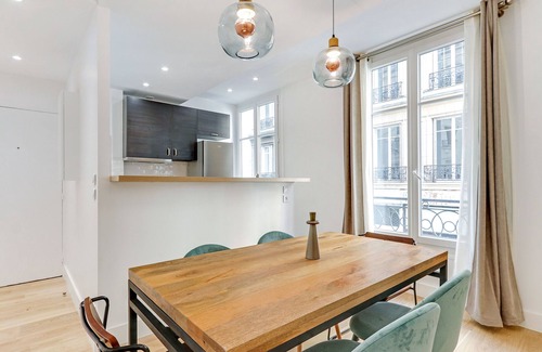 Strasbourg -Saint-Denis Apartment | Convenient 2-BR/2BA Retreat in Vibrant Le Marais