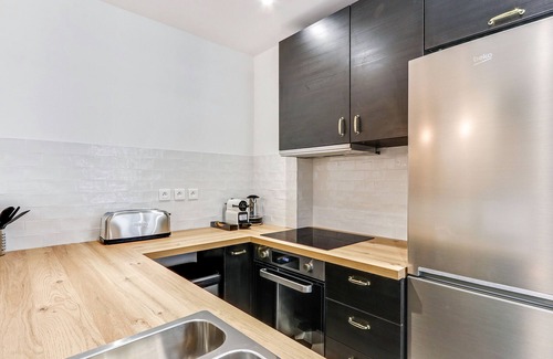 Strasbourg -Saint-Denis Apartment | Convenient 2-BR/2BA Retreat in Vibrant Le Marais