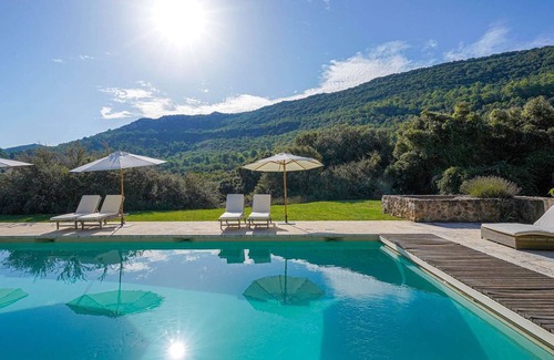 Jouques House | An exceptional property between Aix en Provence, Sainte Victoire and the Luberon – Sleeps 18