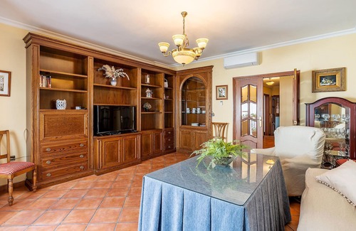 Barrio de la Villa Apartment | Welcoming Apartment in Iconic White House with Great Amenities