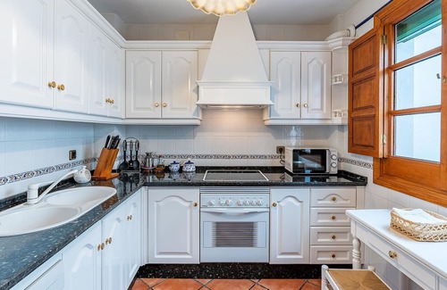 Barrio de la Villa Apartment | Welcoming Apartment in Iconic White House with Great Amenities