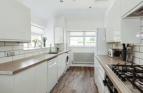Dalry Cottage | Relaxing Cottage for Family Gatherings with Spa & Hot Tub