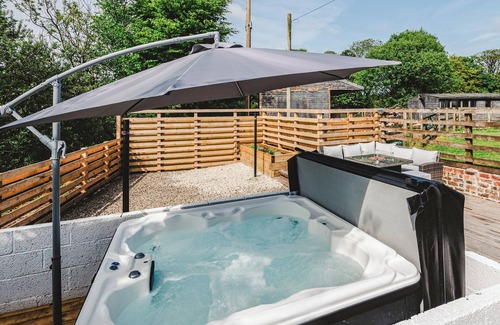 Dalry Cottage | Relaxing Cottage for Family Gatherings with Spa & Hot Tub