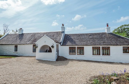 Dalry Cottage | Relaxing Cottage for Family Gatherings with Spa & Hot Tub