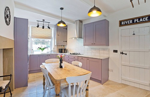 Eshton Cottage | Beautiful 2-Bedroom Property with Scenic River Views