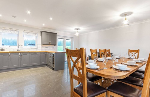 Ascog Cottage | Impressive House with Lake View and Spa Amenities