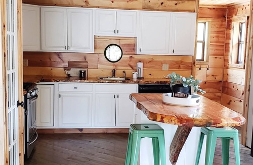 Keystone Cabin | Experience a 3 Bedroom Cabin Near Rushmore with Pool
