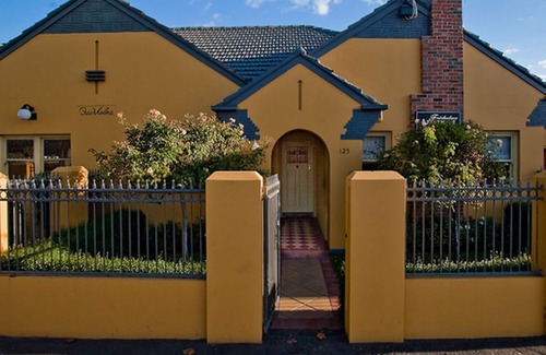 Warrnambool House | Inviting Retreat with Oceanfront Views and Family Amenities