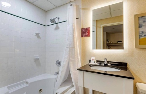 Paramus House | Relaxing Getaway Near NYC with Spa and Hot Tub Amenities