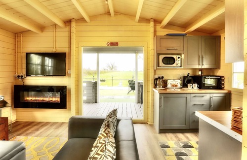 Sudbury Cabin | Serene Escape in the Suffolk Countryside with Breakfast Included