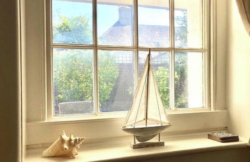 Felpham Cottage | Exclusive Coastguard’s Cottage with Beach Access and Views