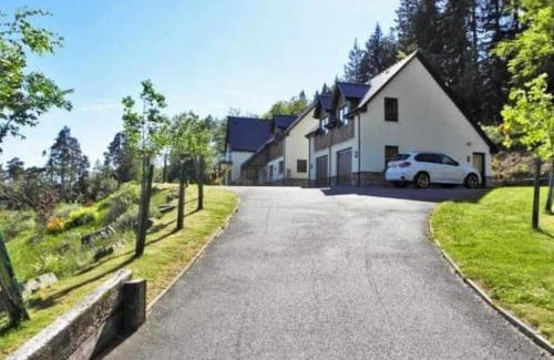 Spean Bridge Apartment | Outdoor Haven for Enthusiasts with Hot Tub & Pet-Friendly Stay