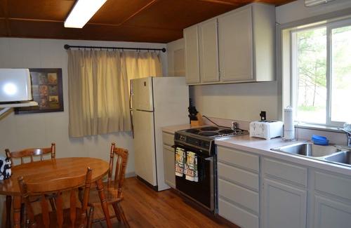 Irons Cabin | Nature Retreat Near Manistee National Forest with Breakfast