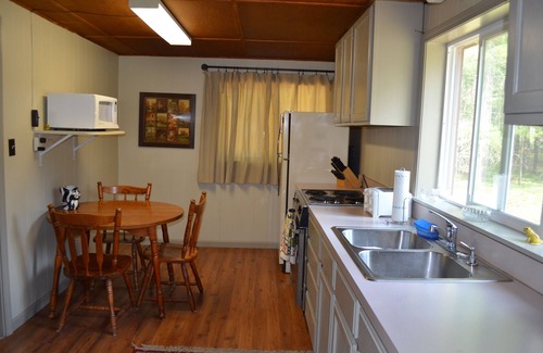 Irons Cabin | Nature Retreat Near Manistee National Forest with Breakfast