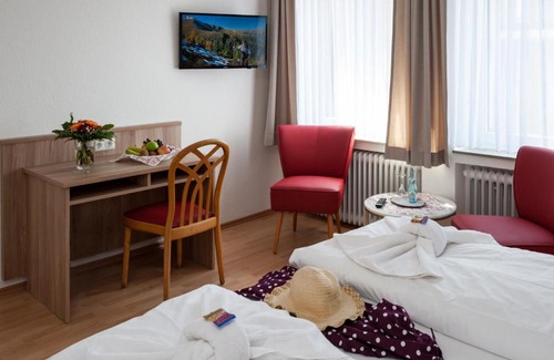 Harlesiel Hotel | Welcoming An't Yachthaven: Family-Friendly with Dining Options