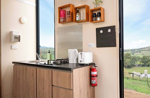 Dixons Creek House | Experience Unforgettable Views with Family-Friendly Amenities