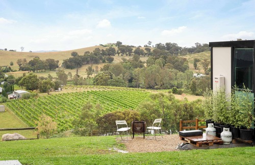 Dixons Creek House | Experience Unforgettable Views with Family-Friendly Amenities
