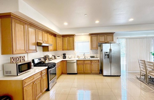 Westminster House | Convenient Home Near Disneyland and Anaheim Convention Center