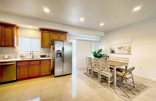 Westminster House | Convenient Home Near Disneyland and Anaheim Convention Center
