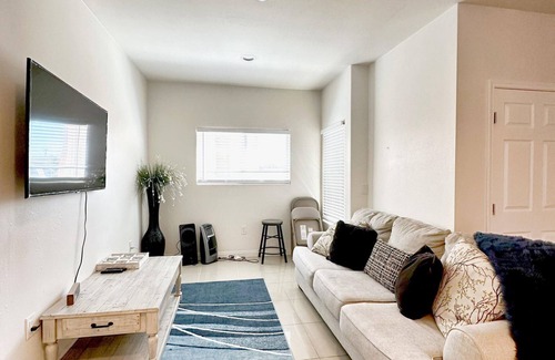 Westminster House | Convenient Home Near Disneyland and Anaheim Convention Center