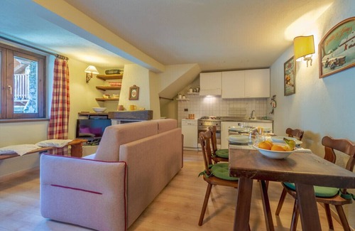 La Salle Apartment | Cozy Anais Apartment: Central Location & Free WiFi
