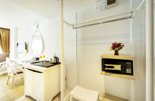 Pratunam Hotel | Discover Anajak Bangkok Hotel: Guest Rated 9.2 with Pool