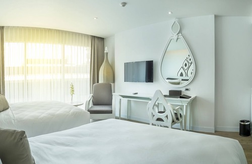Pratunam Hotel | Discover Anajak Bangkok Hotel: Guest Rated 9.2 with Pool
