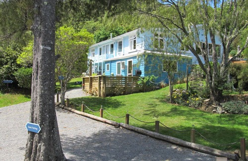Anakiwa House | Beachfront Anakiwa 401 Guest Wing with Pool & Ocean Views