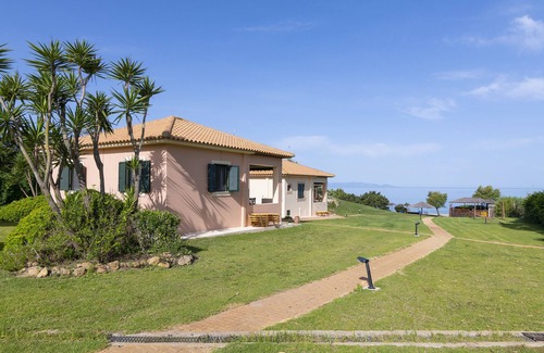 Andravida-Kyllini House | Oceanfront Analipsi Villas: Family-Friendly Beach Retreat