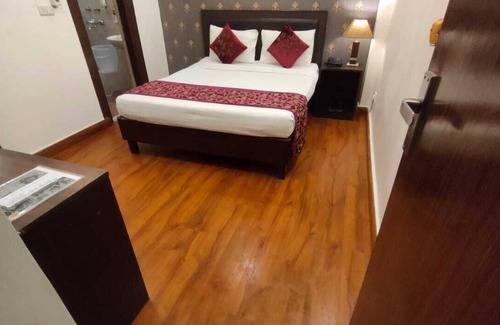 Sector D Hotel | Discover Anand Bhawan: Family-Friendly with Delicious Dining