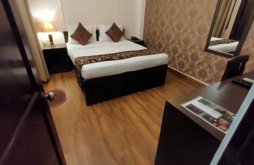 Sector D Hotel | Discover Anand Bhawan: Family-Friendly with Delicious Dining