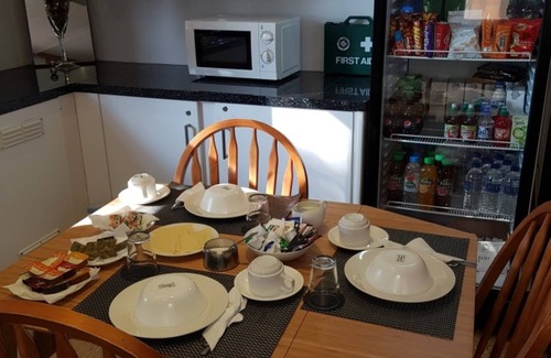 Royal Tunbridge Wells House | Comfortable Stay at Anand Lodge with Family-Friendly Amenities
