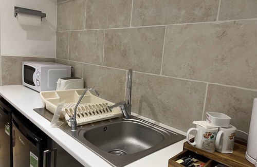 Royal Tunbridge Wells House | Comfortable Stay at Anand Lodge with Family-Friendly Amenities