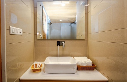 Manali Hotel | Explore Anand Vardhan Resorts: 4-Star Comfort & Spa Retreat