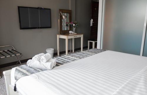 Bang Lamphu Lang Hotel | Charming Anandpura Riverside Hotel with Family-Friendly Dining