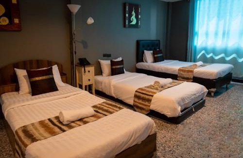 Bang Lamphu Lang Hotel | Charming Anandpura Riverside Hotel with Family-Friendly Dining