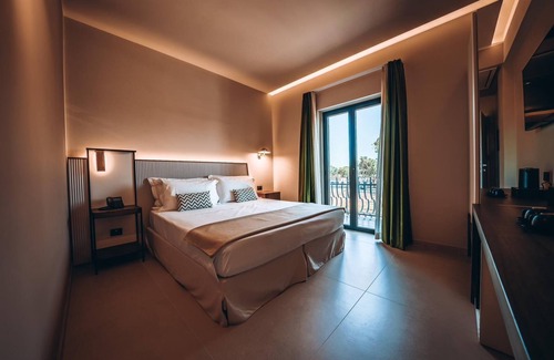 Tropea Hotel | Experience Ananea Tropea Yachting Resort with Pool & Dining