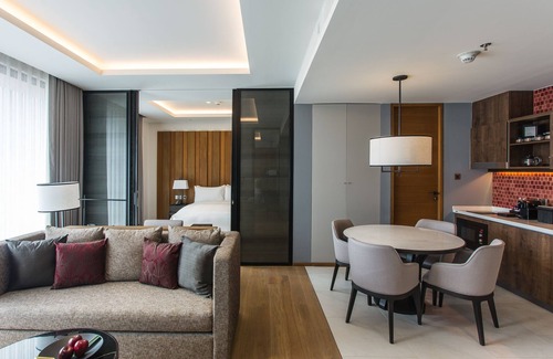 Chang Khlan Apartment | Elegant Anantara Chiang Mai Serviced Suites with Spa & Pool