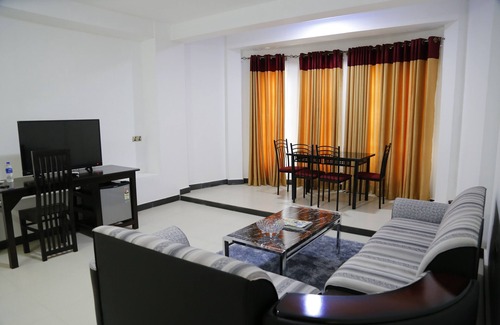 Vavuniya Hotel | Discover Ananthi Hotels: Family-Friendly with Pool & Dining