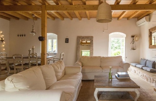 Tselendata House | Ocean View Comfort at Anapama: Family-Friendly Retreat