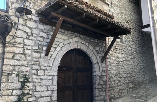 Berat House | Budget-Friendly Stay at Anastas Guesthouse with Pool Access