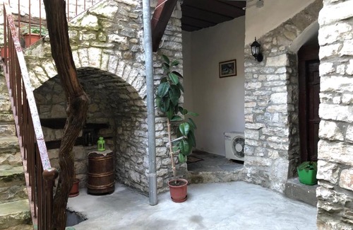 Berat House | Budget-Friendly Stay at Anastas Guesthouse with Pool Access