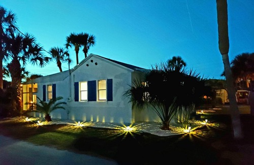 St. Augustine Beach House | Paradise at Anastasia Lodge: Oceanfront Steps to Beach