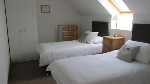Plonevez-du-Faou House | Inviting Anaya Cottages: Child-Friendly Retreat with Kitchen