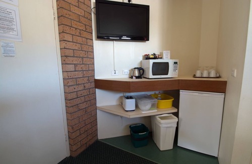 Greenwell Point Hotel | Anchor Bay Motel: Family-Friendly with Pool and Breakfast