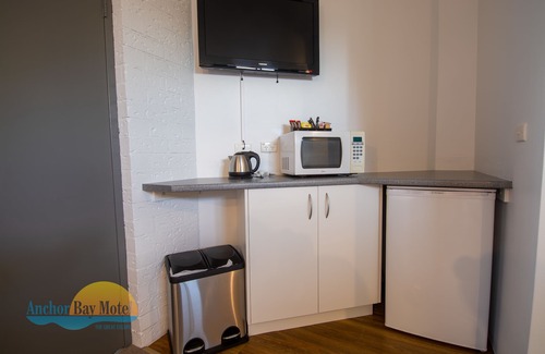 Greenwell Point Hotel | Anchor Bay Motel: Family-Friendly with Pool and Breakfast