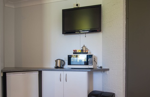 Greenwell Point Hotel | Anchor Bay Motel: Family-Friendly with Pool and Breakfast