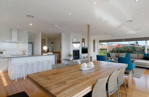 Frankston House | Discover Anchor Beachfront Retreat with Ocean Views
