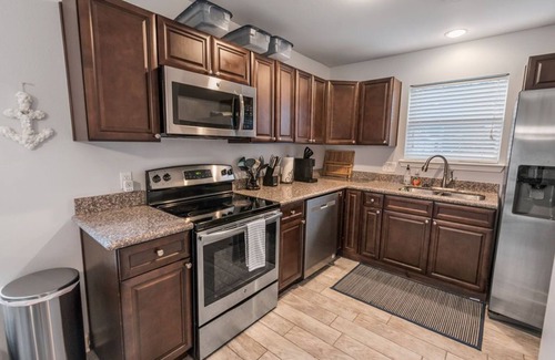 Downtown House | Anchor Bungalow 3-bedroom house with AC, WiFi in peaceful Pensacola