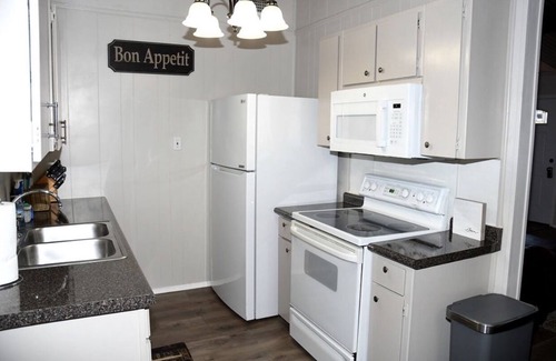 Clifton Cottage | Family-Friendly Anchor Cottage at Lake Whitney - Rated 10/10